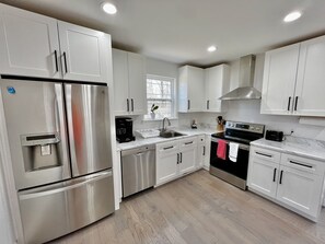 冷蔵庫、電子レンジ、オーブン、コンロ