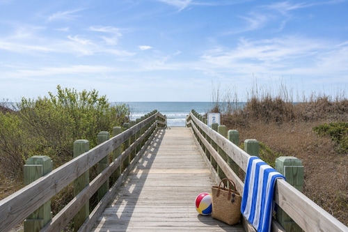 8BR/6Ba House, Private Pool, Minute Walk To Beach, Dog Friendly, Sleeps 24