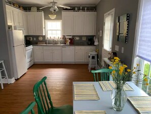 Microwave, dishwasher, coffee/tea maker, cookware/dishes/utensils - Fantastic 2 BR Apartment in Travelers Rest, SC (Travelers Rest)