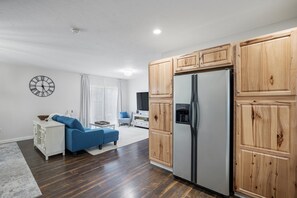 Smart TV, books - Luxurious and Sunny Apt at Main Street, Meredith (Meredith)