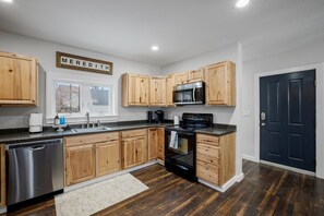 Fridge, microwave, oven, stovetop - Luxurious and Sunny Apt at Main Street, Meredith (Meredith)
