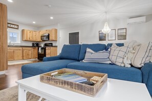 Smart TV, books - Luxurious and Sunny Apt at Main Street, Meredith (Meredith)