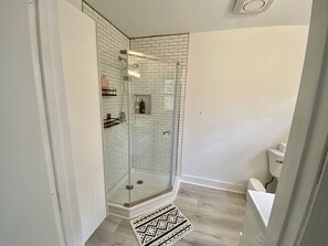 Badewanne, Haartrockner, Handtücher, Seife