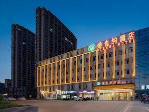 Un hôtel doté d’une façade moderne, de plusieurs étages et d’une enseigne bien visible.