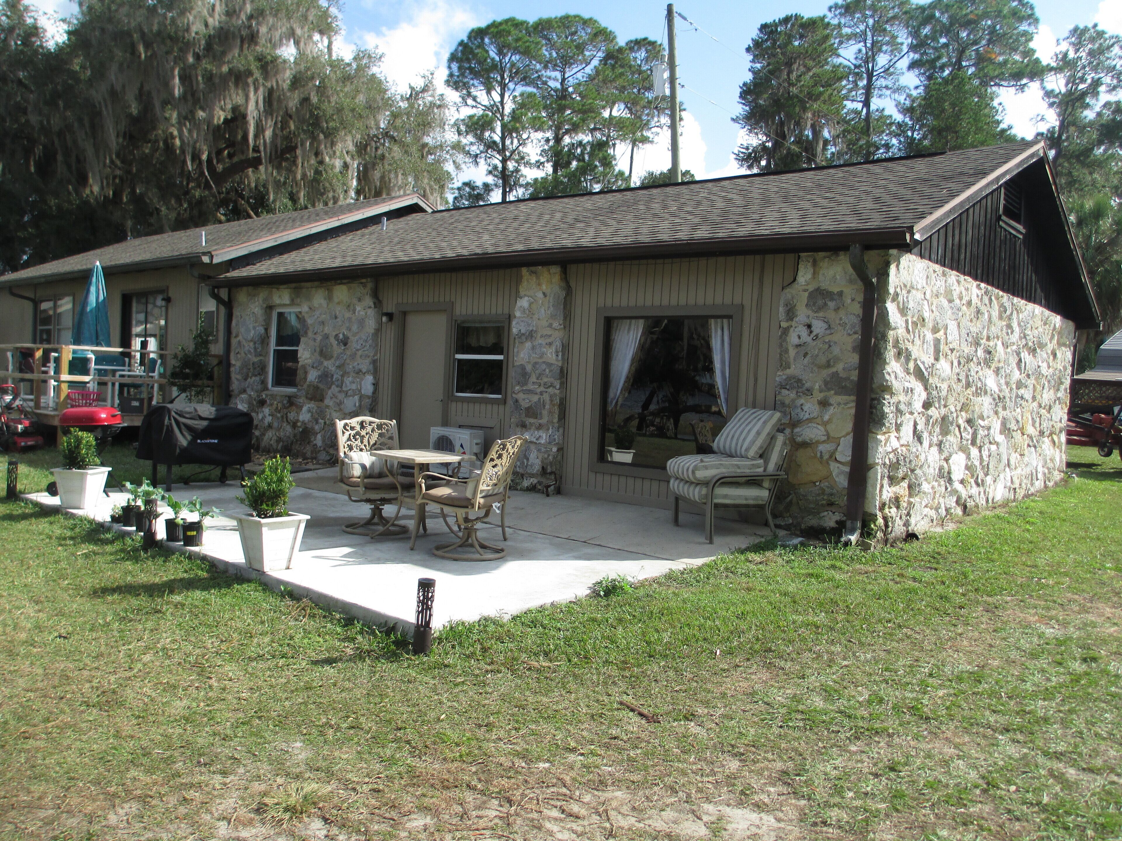 Cheerful water front stone cottage. With beach. on bike trail.