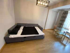 1 bedroom, desk, WiFi, bed sheets