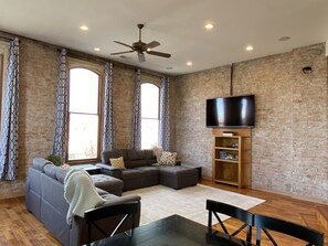 Smart TV, books - Historical 25th St. Loft Apt (Ogden)