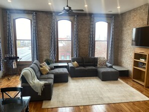 Smart TV, books - Historical 25th St. Loft Apt (Ogden)