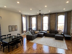 Smart TV, books - Historical 25th St. Loft Apt (Ogden)