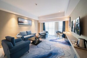 Un salon moderne comprenant un canapé, une table basse et un téléviseur fixé au mur.