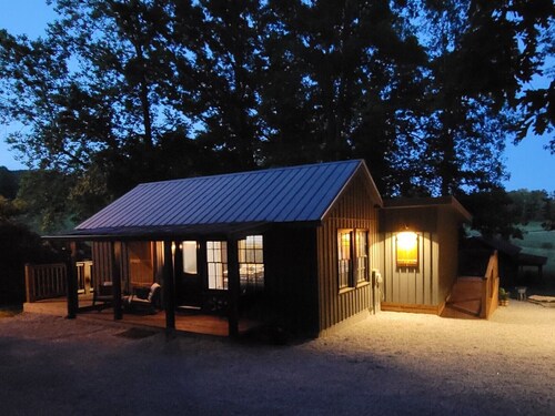 Luxury Cabin, King Bed, Hot Tub Minutes from Alpine Helen sits on 40 acres.