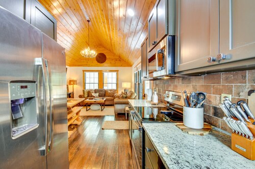 Luxury Cabin, King Bed, Hot Tub Minutes from Alpine Helen sits on 40 acres.