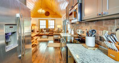 Luxury Cabin, King Bed, Hot Tub Minutes from Alpine Helen sits on 40 acres.