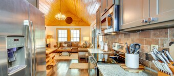 Luxury Cabin, King Bed, Hot Tub Minutes from Alpine Helen sits on 40 acres.