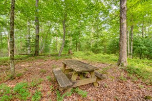 Outdoor dining - Luxury Cabin, King Bed, Hot Tub Minutes from Alpine Helen sits on 40 acres. (Clarkesville)