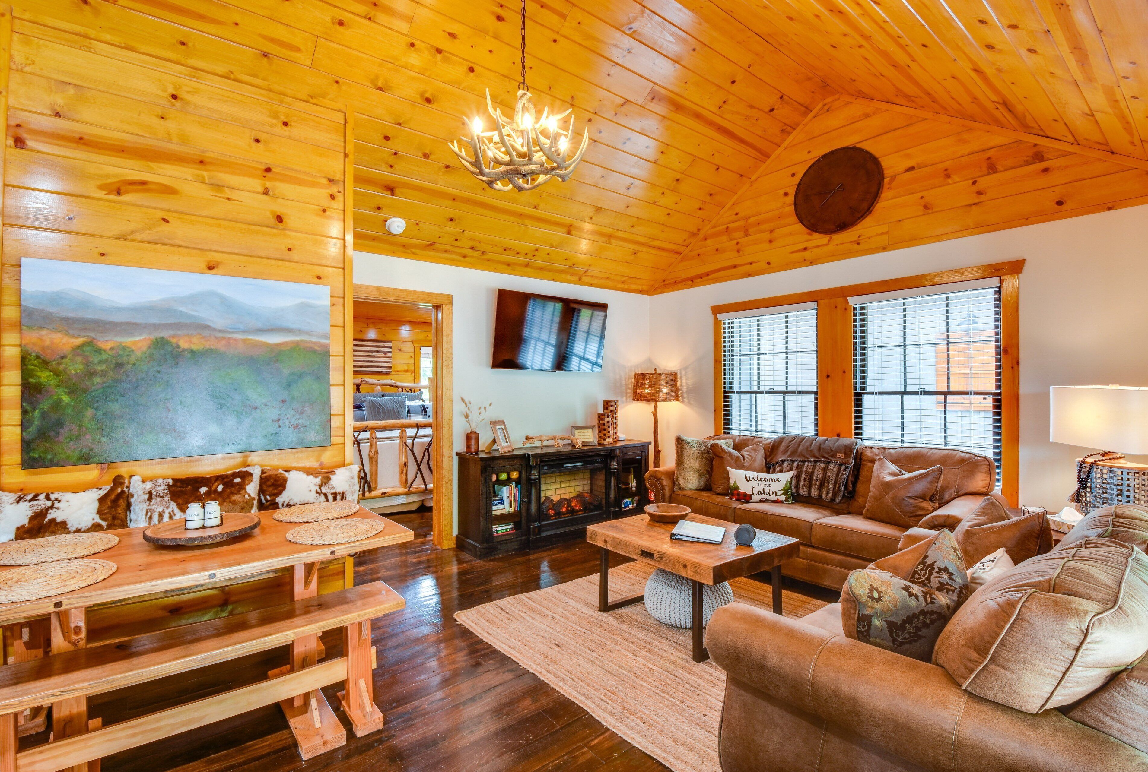 Luxury Cabin, King Bed, Hot Tub Minutes From Alpine Helen Sits On 40 Acres. - Clarkesville, GA