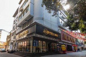 Un edificio con escaparate, señalización y entrada visible.