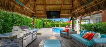 Discount Available! Private Pool, Canal Front, Dock, Bikes, Paddleboards & More!