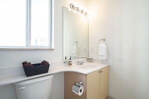Ensemble douche/baignoire, sèche-cheveux, bidet, serviettes fournies