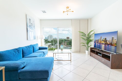Lovely 2/2 with king bed, Parking, Self Check In.