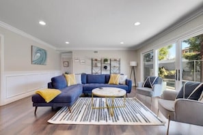 Smart TV, chimenea, futbolito y libros