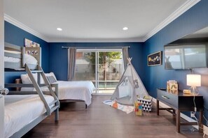 4 bedrooms, desk, iron/ironing board, travel cot