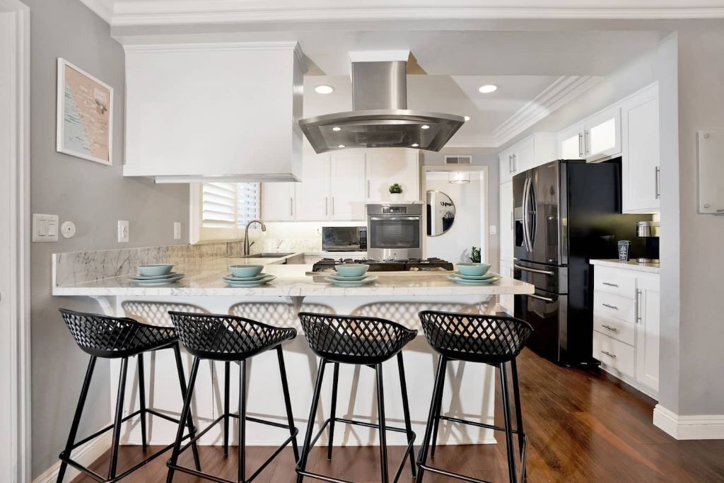 Frigorífico, microondas, horno y placa de cocina