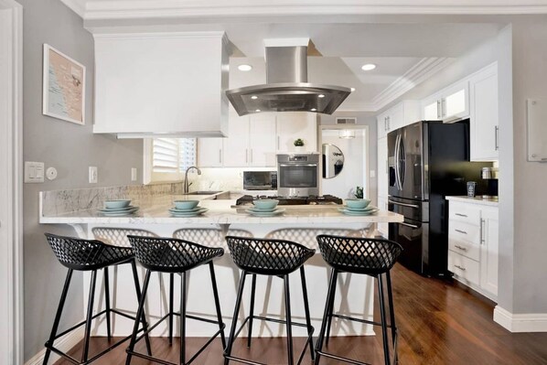 Réfrigérateur, micro-ondes, four, plaque de cuisson