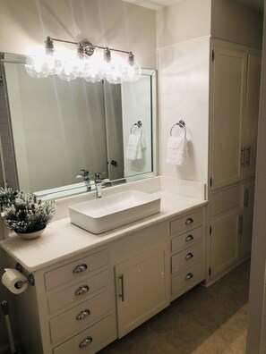 Kombinert dusj/badekar, hårføner, håndklær og såpe