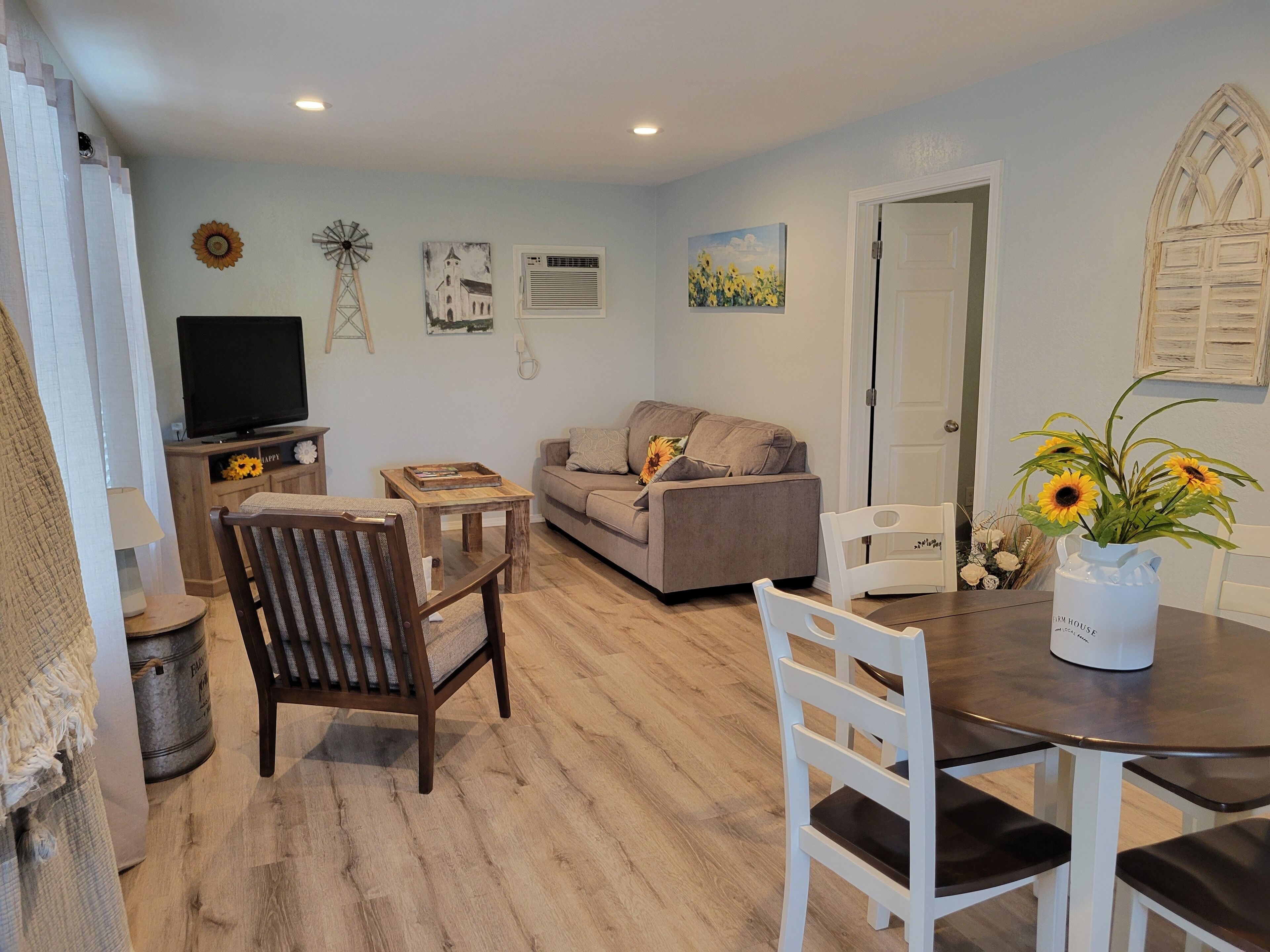 Sunflower Cottage - No Fees - near Six Flags, Boerne, and UTSA