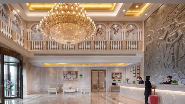 A hotel lobby with a grand chandelier, a reception desk, and a balcony with railings. - Vienna Hotel (Jiujiang Duchangxin Bus Station) (Duchang)