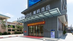A hotel entrance with a sign reading "LAVANDE" and a red banner advertising a business conference. - Lavande Hotel (Foshan South Railway Station Bijiang Light Rail Station) (Foshan)