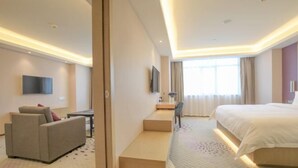 A hotel room with a bed, a sofa, a desk, and a TV. - Lavande Hotel (Foshan South Railway Station Bijiang Light Rail Station) (Foshan)