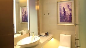 A modern bathroom with a large mirror, a sink, and a toilet. - Lavande Hotel (Foshan)