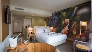 Signature Suite | Minibar, in-room safe, desk, laptop workspace
