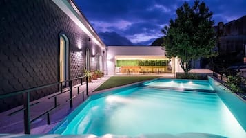 Una piscina techada, una piscina al aire libre