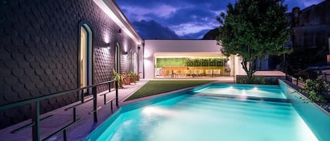 12 piscinas externas, espreguiçadeiras