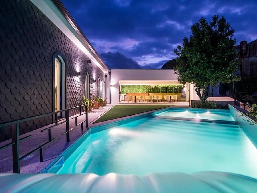 Piscine couverte, piscine extérieure, chaises longues