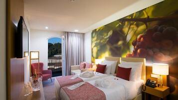 Superior Twin Room | 1 bedroom, minibar, in-room safe, desk