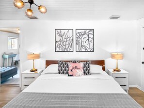 2 Schlafzimmer, Schreibtisch, Bügeleisen/Bügelbrett, Reisekinderbett