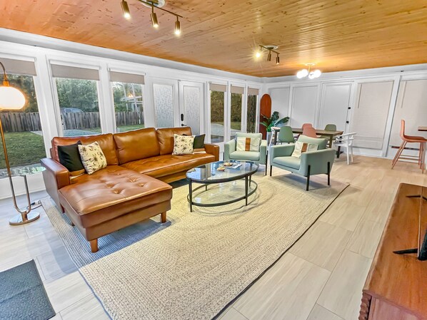 Téléviseur connecté, livres, chaîne audio, bureau