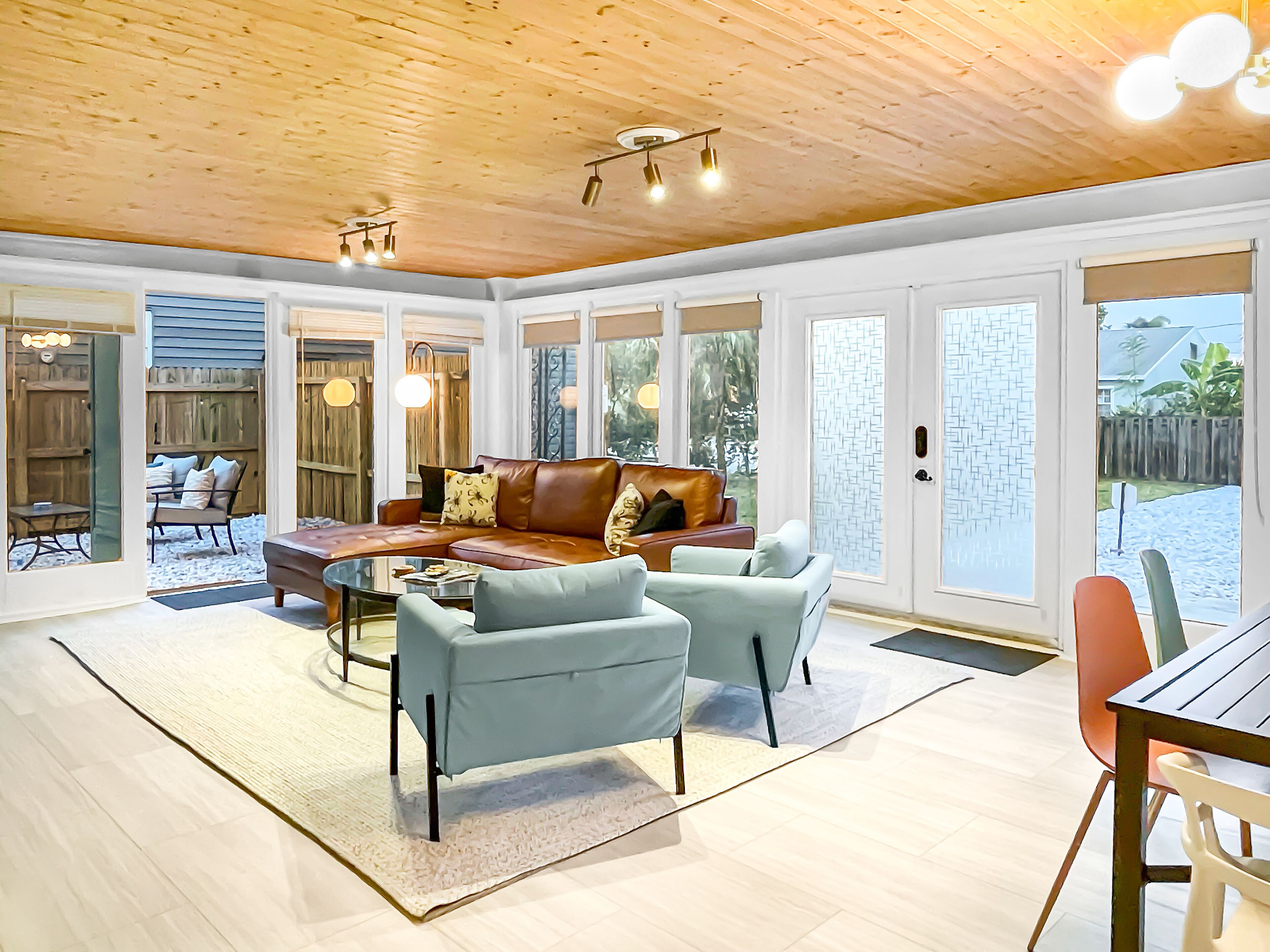 Smart TV, livros, aparelho de som, escritórios