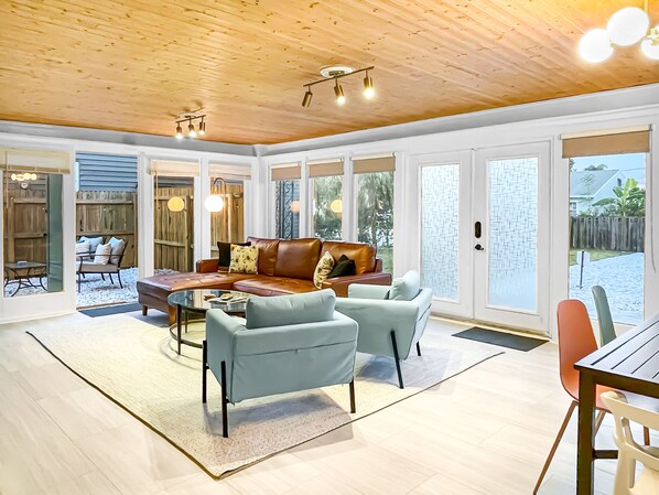 Smart TV, books, stereo, offices - 2br/2ba Beach Bungalow with expansive backyard. (Lake Worth)