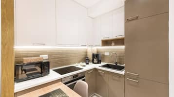 Comfort Apartment, 1 Queen Bed with Sofa bed | Private kitchen | Full-size fridge, microwave, oven, stovetop