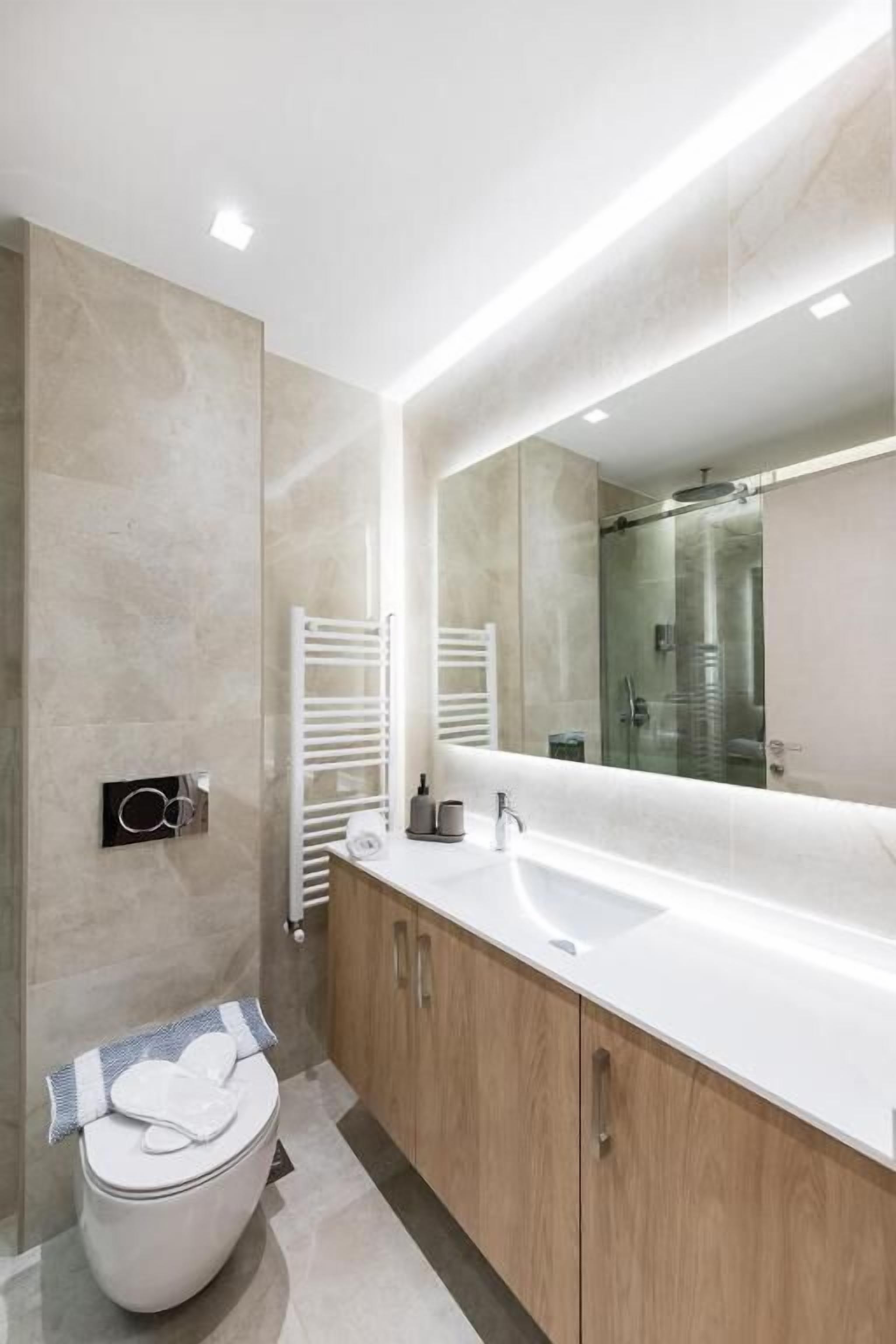 Deluxe-Apartment | Badezimmer | Haartrockner, Handtücher, Seife, Shampoo