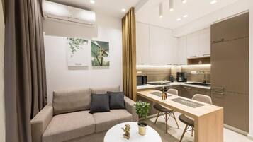 Leilighet – comfort, 1 queensize-seng med sovesofa | Oppholdsområde | En 45-tommers smart-TV med digitale kanaler samt nettbrett