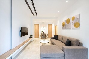 Deluxe Apartment | Living area | 45-inch Smart TV with digital channels, tablet - Porto Sea View Apartments - Gounari 33 (Thessaloniki)