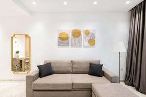 Leilighet – deluxe | Oppholdsområde | En 45-tommers smart-TV med digitale kanaler samt nettbrett