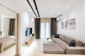 Departamento Deluxe | Área de sala de estar | Smart TV de 45 pulgadas con canales digitales y tablet 