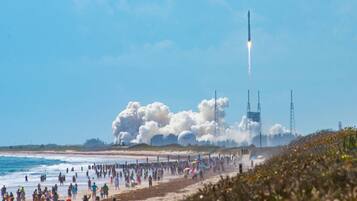 Nära stranden, solstolar och strandhanddukar